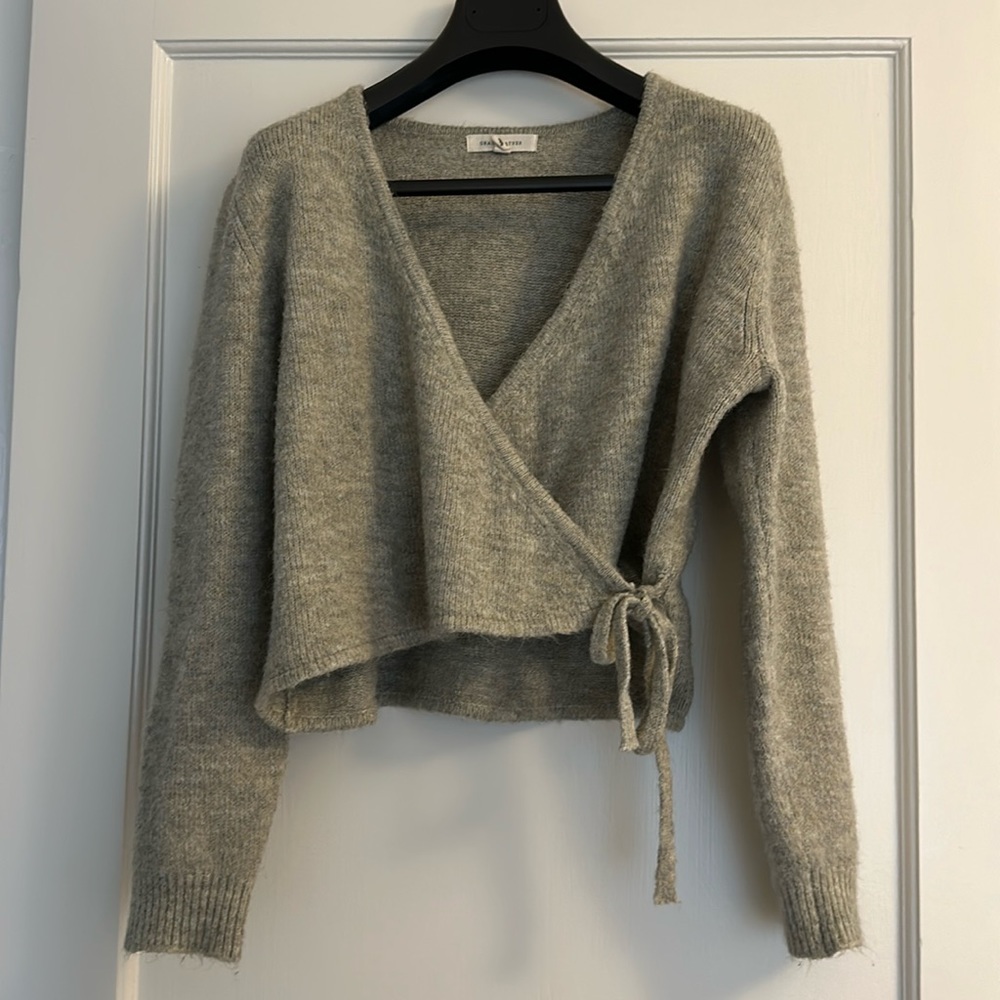 Cropped grey sweater
